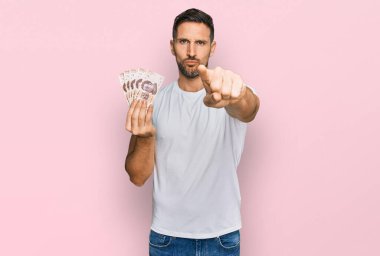 50 Meksika pezosu sakallı yakışıklı, kamerayı işaret eden ve kendine güvenen, ciddi görünen bir adam. 