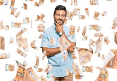 Yakışıklı, gündelik kıyafetler giyen, kameraya kendinden emin, kollarını kavuşturup gülümseyen ve çenesini kaldıran bir İspanyol. Olumlu düşünmek.