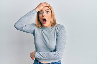 Gündelik giysiler giyen genç beyaz kadın hata sonucu elleri kafalarında şaşırdı. Hatayı hatırla. Unuttum, kötü hafıza kavramı. 