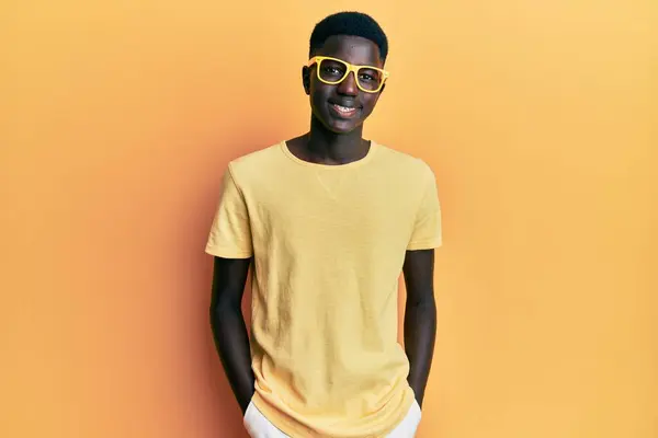 Joven Afroamericano Vestido Con Ropa Casual Gafas Con Una Sonrisa — Foto de Stock