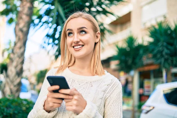 Jovem Loira Sorrindo Feliz Usando Smartphone Cidade — Fotografia de Stock