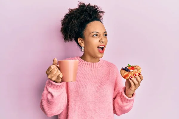 Jong Afrikaans Amerikaans Meisje Drinken Van Een Kopje Koffie Het — Stockfoto