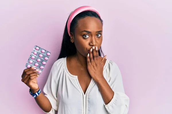 Jonge Afrikaanse Vrouw Met Pillen Die Mond Bedekken Met Hand — Stockfoto