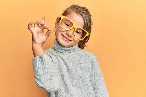 Pequena Menina Bonita Vestindo Roupas Casuais Óculos Amarelos Fazendo Sinal — Fotografia de Stock