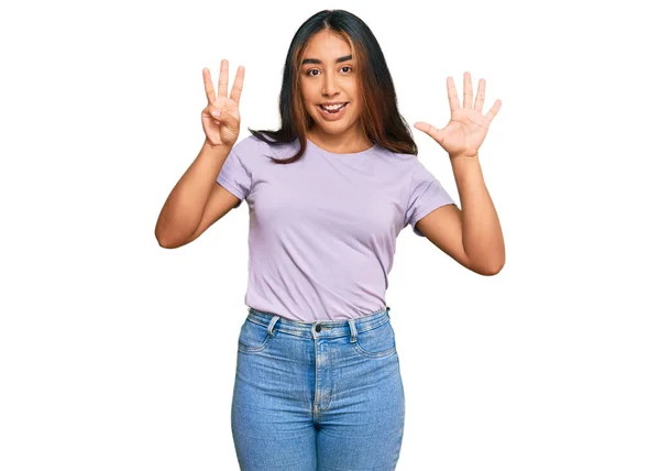Молодая Латинская Женщина Повседневной Одежде Показывает Указывает Пальцами Номер Восемь — стоковое фото