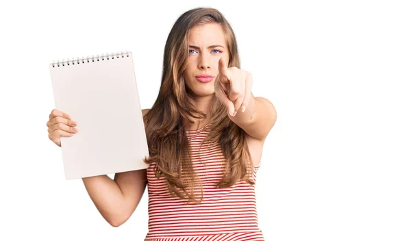 Mulher Branca Bonita Segurando Notebook Apontando Com Dedo Para Câmera — Fotografia de Stock