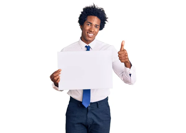 Snygg Afrikansk Amerikansk Man Med Afro Hår Håller Tom Banner — Stockfoto