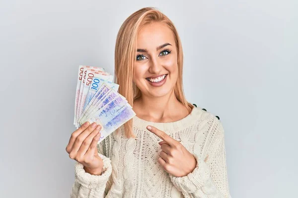 Όμορφη Λευκή Γυναίκα Που Κρατάει Σουηδικά Χαρτονομίσματα Κορώνας Χαμογελώντας Χαρούμενη — Φωτογραφία Αρχείου