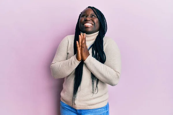 Молодая Черная Женщина Косичками Случайном Зимнем Свитере Просит Молится Руками — стоковое фото