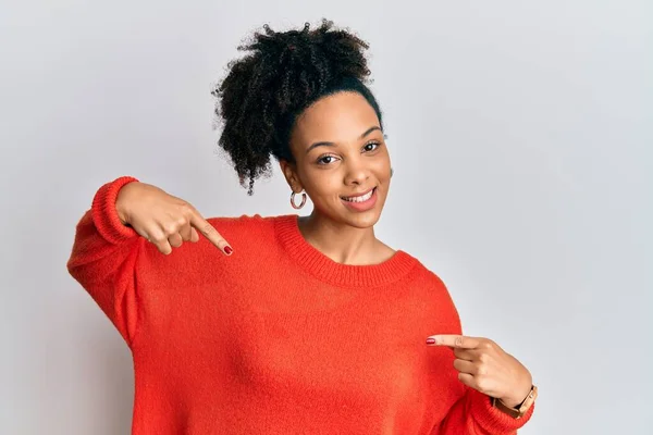 Νεαρή Αφρο Αμερικανίδα Που Φοράει Καθημερινά Ρούχα Αυτοπεποίθηση Και Χαμόγελο — Φωτογραφία Αρχείου