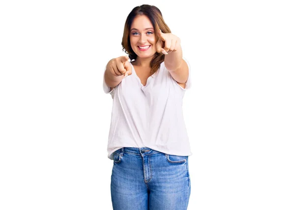 Joven Hermosa Mujer Caucásica Con Camiseta Blanca Casual Que Apunta —  Fotos de Stock