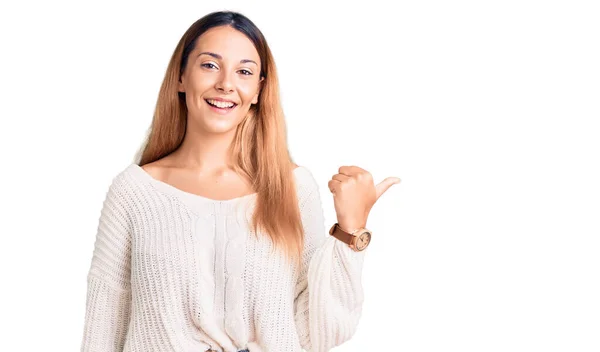 Mooie Jonge Vrouw Dragen Casual Kleding Glimlachen Met Gelukkig Gezicht — Stockfoto