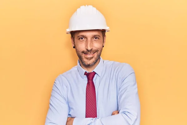 Joven Hombre Guapo Con Cara Feliz Arquitecto Hardhat Sonriendo Con —  Fotos de Stock