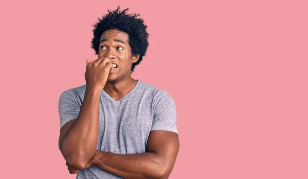 Bonito Homem Afro Americano Africano Com Cabelo Afro Vestindo Roupas — Fotografia de Stock