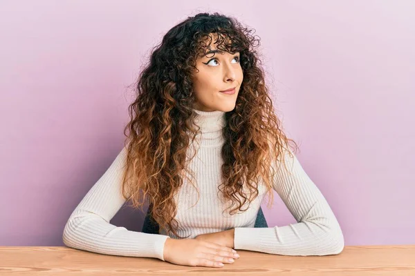 Jong Hispanic Meisje Dragen Casual Kleding Zitten Tafel Glimlachen Kijken — Stockfoto