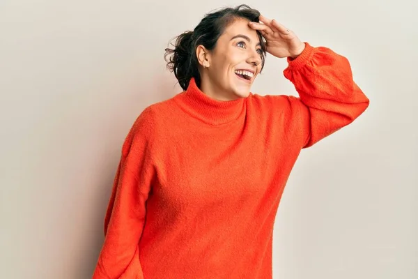 평상복의 스웨터를 스페인 여자는 행복해 바라보며 미소짓고 — 스톡 사진