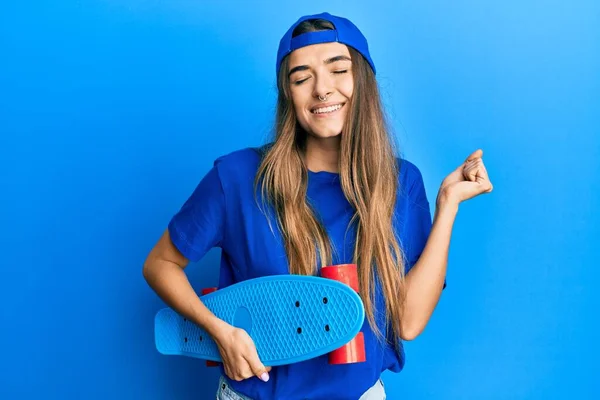 Jonge Spaanse Vrouw Houdt Skate Schreeuwend Trots Viert Overwinning Succes — Stockfoto