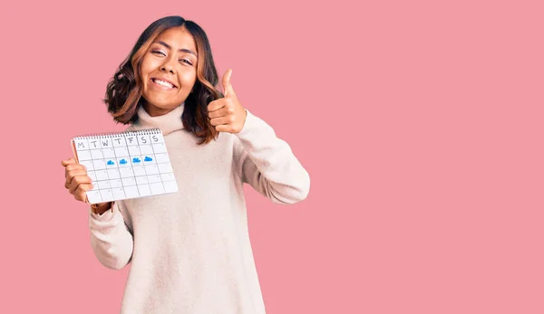 Jonge Mooie Gemengde Ras Vrouw Met Reiskalender Glimlachend Gelukkig Positief — Stockfoto