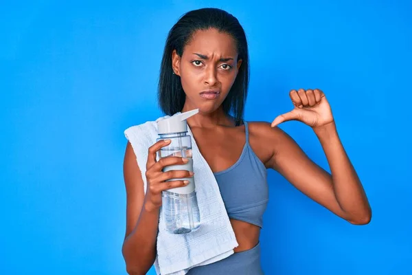 Junge Afrikanisch Amerikanische Frau Sportbekleidung Trinkt Wasserflasche Mit Wütendem Gesicht — Stockfoto