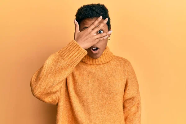 Młoda Afroamerykanka Ubrana Luźne Ubrania Podglądająca Szoku Twarz Oczy Dłońmi — Zdjęcie stockowe