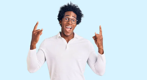 Yakışıklı Afro Saçlı Sıradan Giyinmiş Gözlüklü Çılgın Bir Ifadeyle Bağıran — Stok fotoğraf