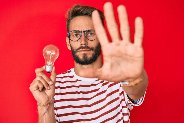 Bonito Homem Caucasiano Com Barba Segurando Lâmpada Para Inspiração Ideia — Fotografia de Stock