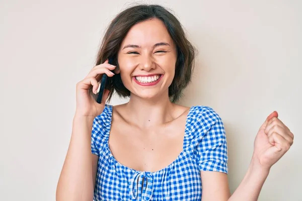 Joven Hermosa Chica Teniendo Conversación Hablando Teléfono Inteligente Gritando Orgulloso — Foto de Stock