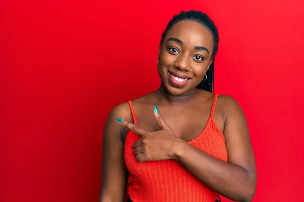 Jovem Afro Americana Vestindo Estilo Casual Com Camisa Sem Mangas — Fotografia de Stock