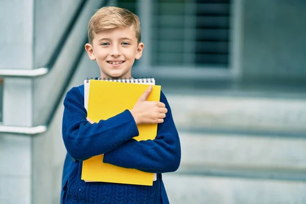 Adorável Estudante Loiro Criança Sorrindo Feliz Segurando Livro Escola — Fotografia de Stock
