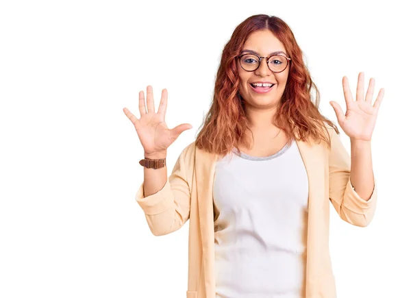 Junge Lateinamerikanische Frau Businesskleidung Zeigt Und Zeigt Mit Finger Nummer — Stockfoto