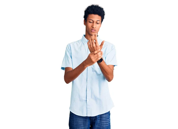 身穿休闲服的年轻的非洲裔美国人手指头疼痛 关节炎发炎 — 图库照片