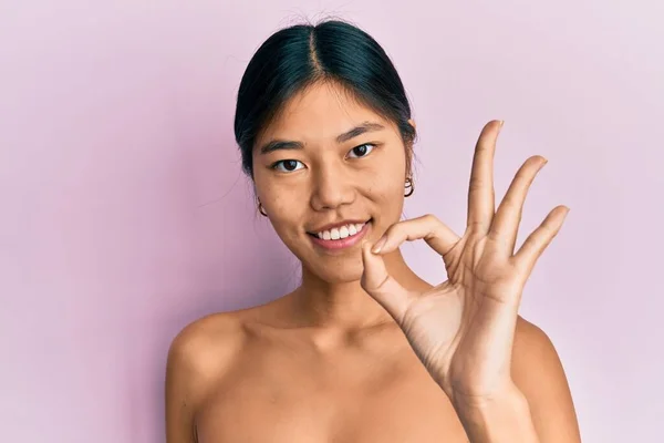 Jonge Chinese Vrouw Die Topless Staat Huid Laat Zien Dat — Stockfoto