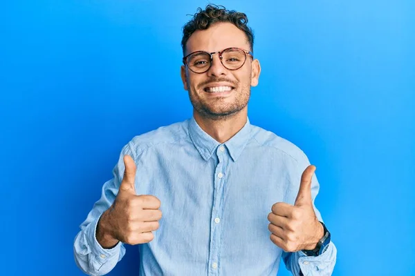 Ung Latinamerikan Man Bär Casual Kläder Och Glasögon Framgång Tecken — Stockfoto