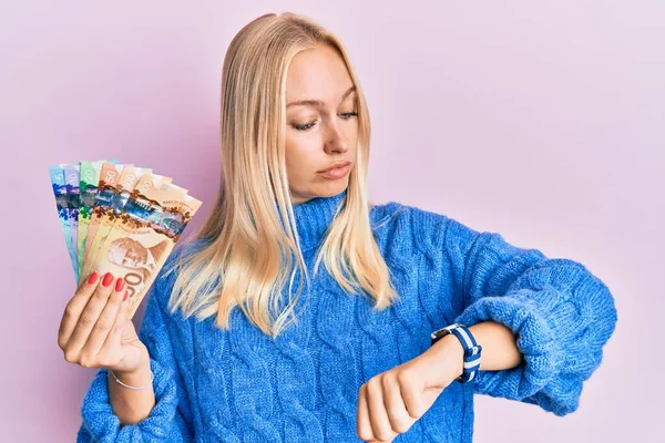 Mladá Blondýnka Drží Kanadské Dolary Kontrolu Času Hodinkách Zápěstí Uvolněné — Stock fotografie