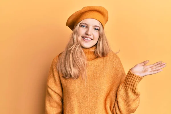 Beautiful Young Caucasian Girl Wearing French Look Beret Smiling Cheerful — Stock Photo, Image