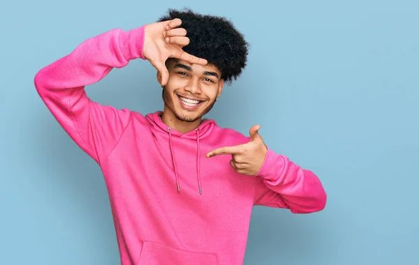 Jonge Afro Amerikaanse Man Met Afrohaar Casual Roze Sweatshirt Glimlachend — Stockfoto