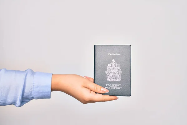 Χέρι Της Καυκάσιας Νεαρής Γυναίκας Που Κατέχει Καναδικό Διαβατήριο Απομονωμένο — Φωτογραφία Αρχείου