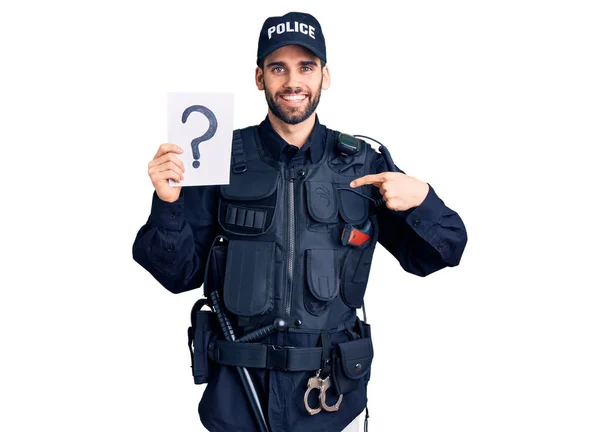 Ung Stilig Man Med Skägg Bär Polisuniform Med Frågetecken Pekar — Stockfoto
