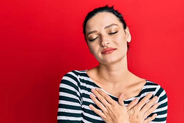 Mujer Caucásica Joven Con Ropa Casual Sonriendo Con Las Manos — Foto de Stock