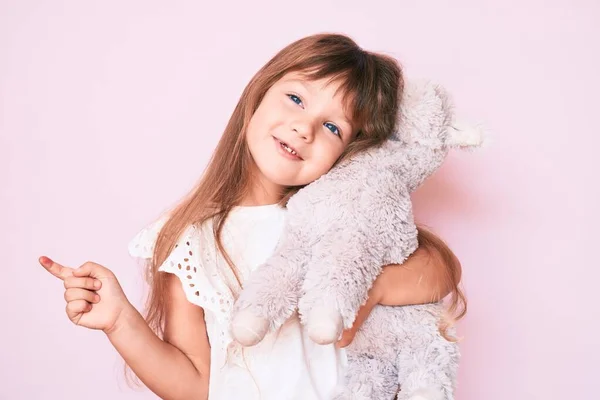 Kleines Kaukasisches Mädchen Mit Langen Haaren Stofftier Lächelnd Glücklich Mit — Stockfoto
