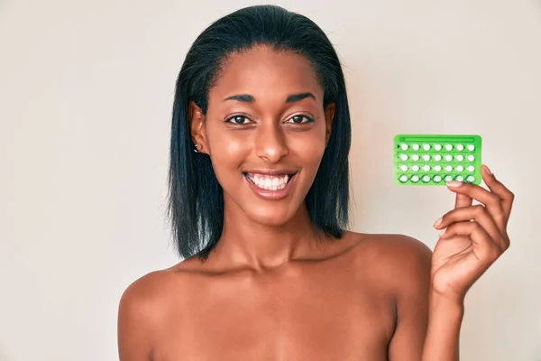 Jonge Afro Amerikaanse Vrouw Met Anticonceptiepillen Die Glimlacht Met Een — Stockfoto