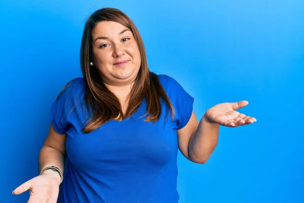 Piękna Brunetka Size Kobieta Luźnej Niebieskiej Koszuli Bez Pojęcia Mylić — Zdjęcie stockowe
