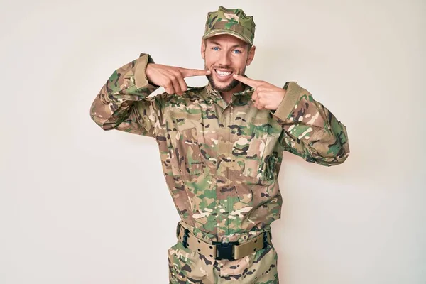 Young Caucasian Man Wearing Camouflage Army Uniform Smiling Cheerful Showing — Stock Photo, Image