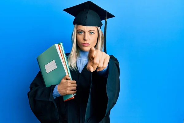 Bella Donna Bionda Con Cappello Accappatoio Cerimonia Che Tiene Libri — Foto Stock