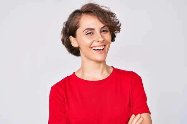 Νεαρή Ισπανίδα Που Φοράει Καθημερινά Ρούχα Χαρούμενο Πρόσωπο Χαμογελώντας Σταυρωμένα — Φωτογραφία Αρχείου