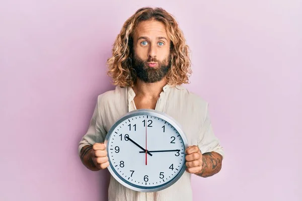 Beau Homme Avec Barbe Cheveux Longs Tenant Grande Horloge Regardant — Photo