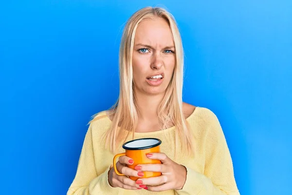 Ung Blond Flicka Som Håller Kaffe Ledsna Och Förvirrade Uttryck — Stockfoto