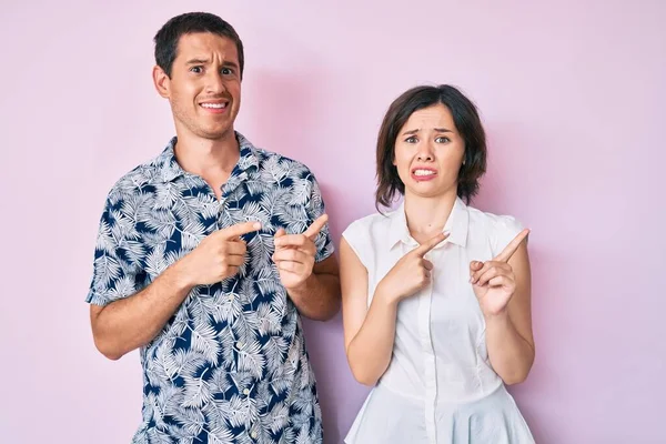 Mooi Paar Dragen Casual Kleding Wijzen Opzij Bezorgd Nerveus Met — Stockfoto