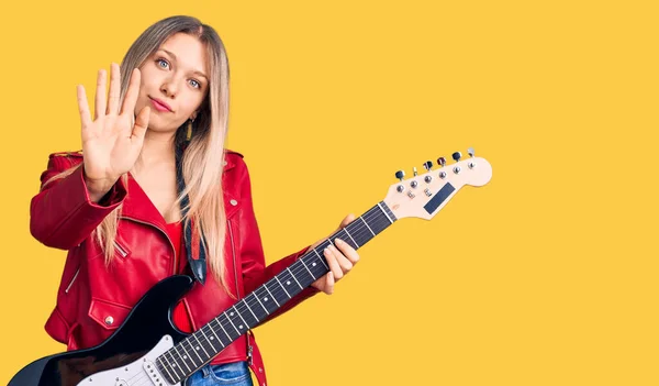 Genç Güzel Sarışın Elektro Gitar Çalan Eli Açık Bir Kadın — Stok fotoğraf