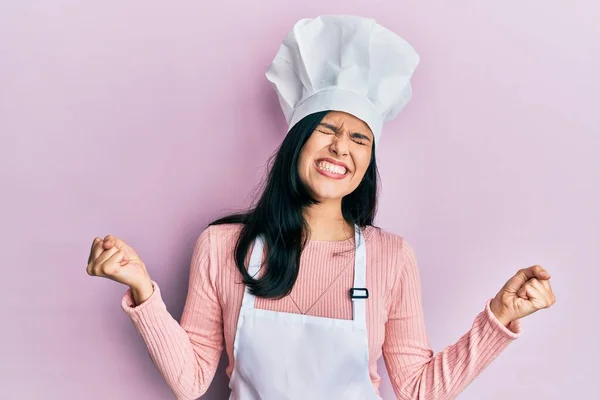 Mladá Hispánka Pekařské Uniformě Kuchařské Čepici Velmi Šťastně Nadšeně Dělá — Stock fotografie